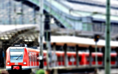 Source: Travel Europe by Train and Bus 11/2017 (LInk: https://pixabay.com/de/photos/hauptbahnhof-bahnhof-zug-k%c3%b6ln-1527780/)