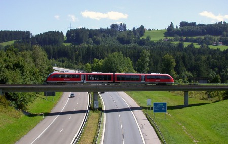 Quelle: Autobahn, Zug, Brücke, Reisen, Schienen auf  Pixabay  11/2017